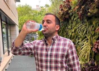 hombre-bebe-agua-ola-calor