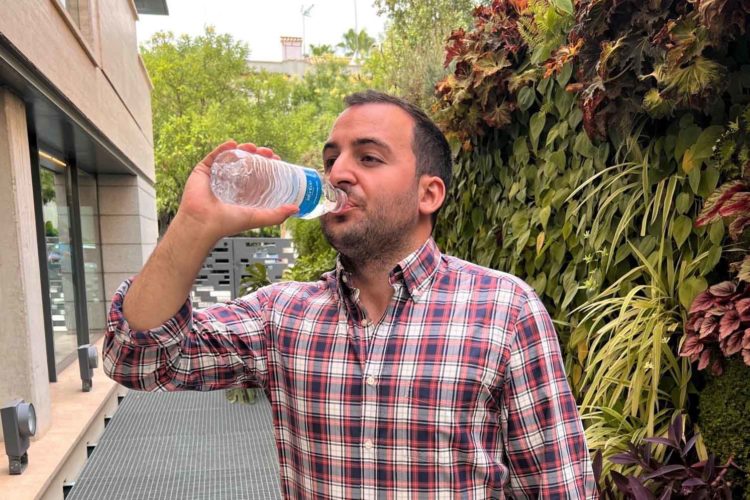 hombre-bebe-agua-ola-calor