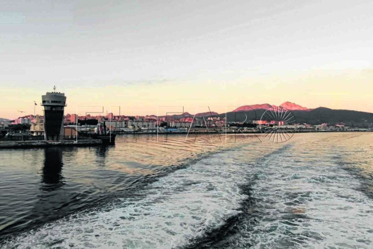 naviera-barco-ceuta-torre-control-puerto