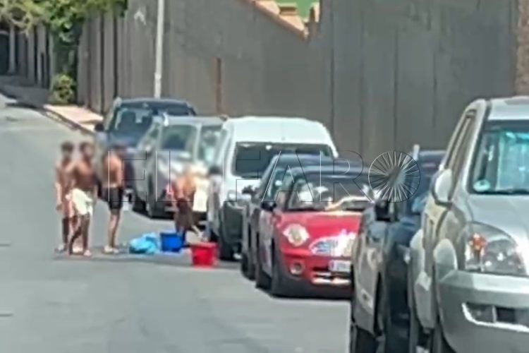 niños limpiando coches