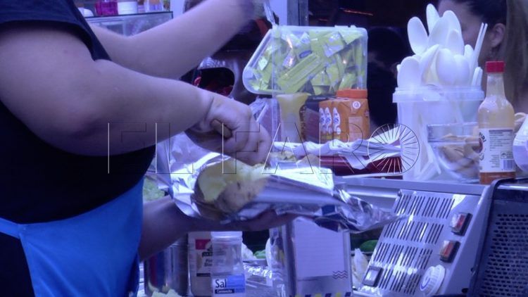 patatas-asadas-siendo-producto-estrella-ferial-009