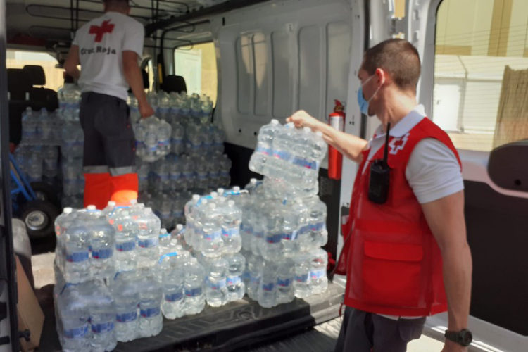 reparto-agua-cruz-roja