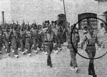 Un círculo señala al teniente de Infantería, Arturo Martín Gamborino, desfilando en El Aaiún días antes de su muerte