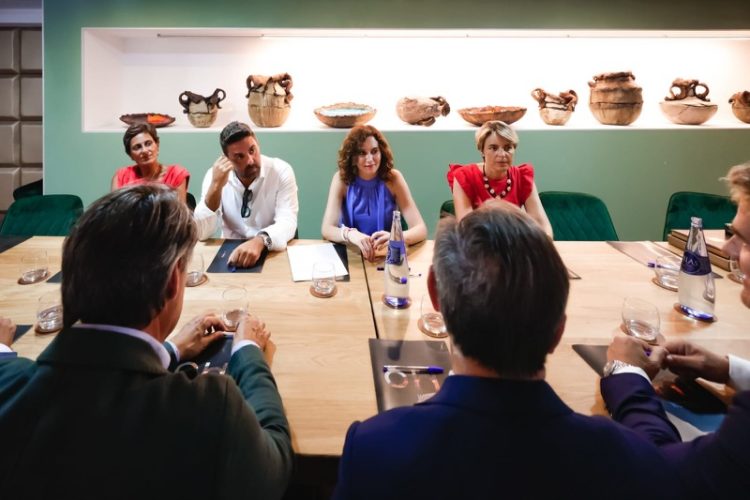 ayuso-camara-comercio-reunion-empresarios