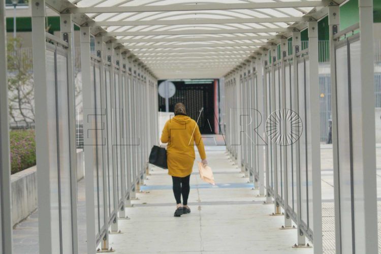 hospital-mujer-andando