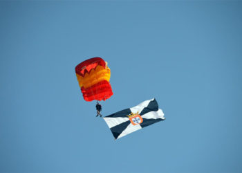 paracaidistas-acrobacias-banderas-ceuta-espana