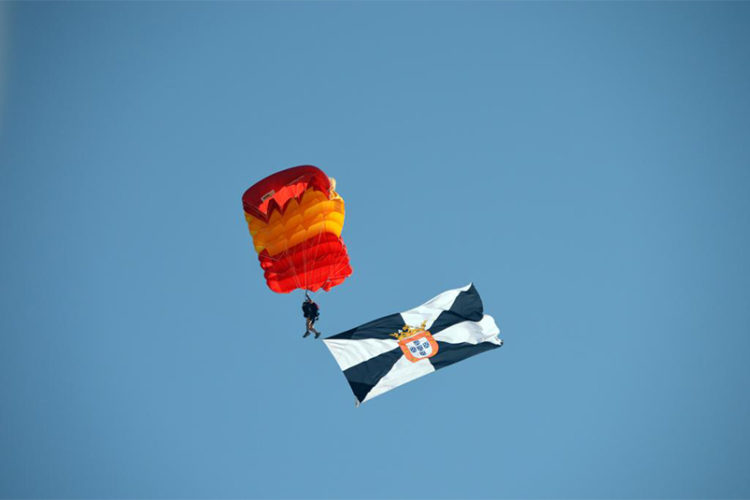 paracaidistas-acrobacias-banderas-ceuta-espana