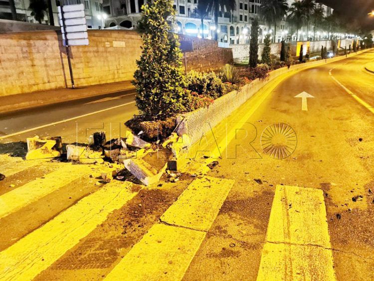 vehiculo-revienta-mediana-desdoblamiento-palmeras-001