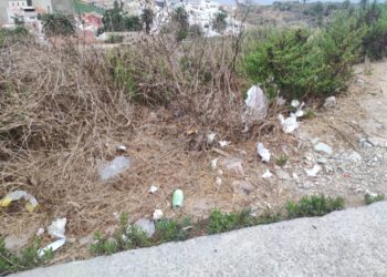 basura-botellones-pozo-rayo-hacho-001