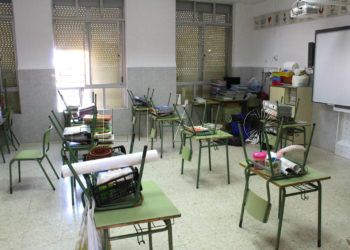 colegio-aula-vacia-mochila