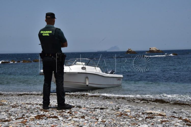 embarcacion-benzu-guardia-civil-espaldas-006