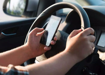 telefono-movil-conduciendo-coche
