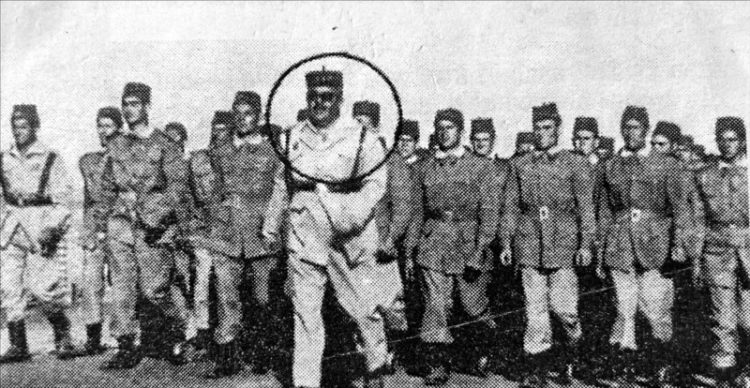 Un círculo señala al capitán Silviano con un grupo de reclutas de Tiradores de Ifni en instrucción.