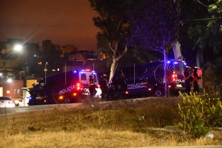 disparos-aire-policia-principe-apedreada-008