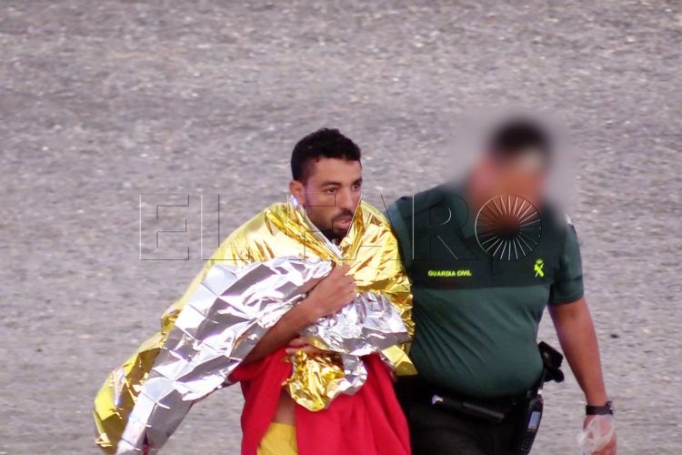 guardia-civil-rescate-inmigrante