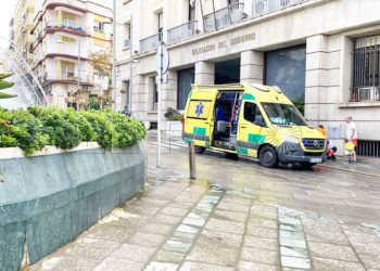 mujer-ambulancia-caida-losetas-resbaladizas
