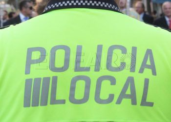 policia-local-agente-espaldas-scaled