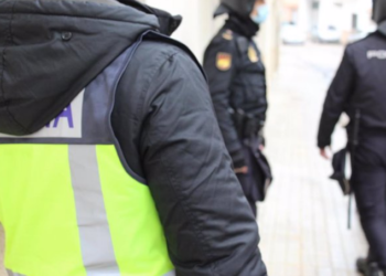 policia-nacional-espaldas