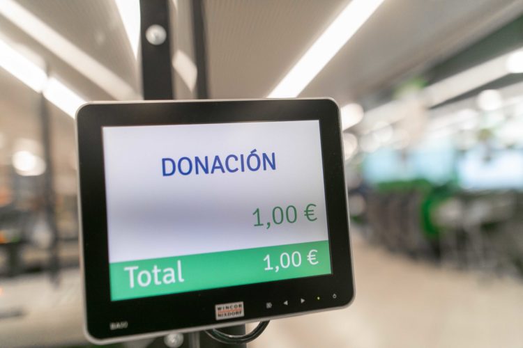 Detalle de la donación en caja en la Gran Recogida de Alimentos en Mercadona