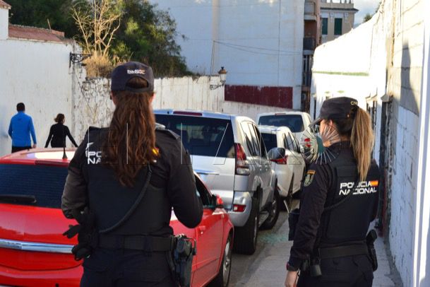 coches-cristales-rotos-calle-brull-policia-005