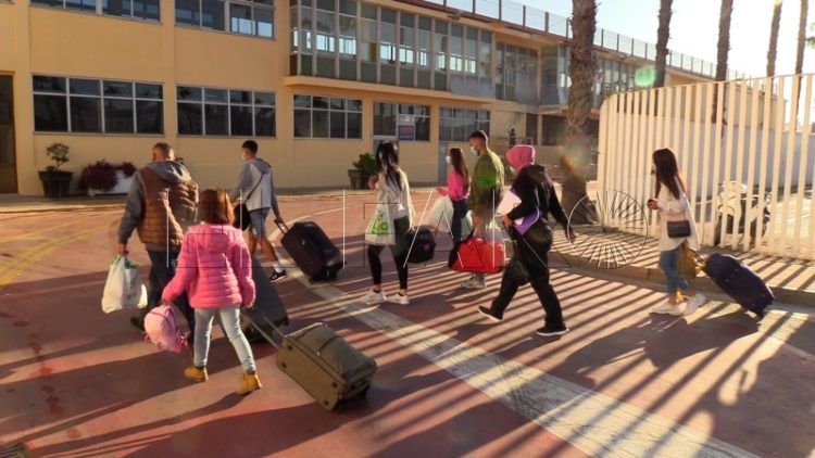 inmigrantes-familia-gatos-traslado-peninsula-004