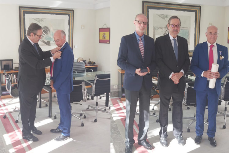 profesor-eduardo-hernandez-medalla-orden-merito-civil