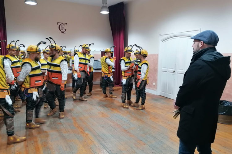 comparsa-granada-indispensables-actuacion-falla-carnaval-cadiz-001