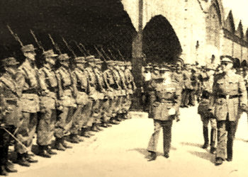 El Batallón Guadalajara 20 en el muelle de Valencia en el recibimiento a su regreso de la Campaña del Sáhara.