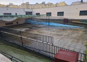 san-antonio-denuncia-pasividad-ciudad-arreglan-patio-centro-003