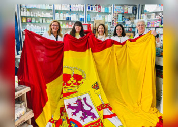 farmacia-pinta-pone-salvo-bandera-espana