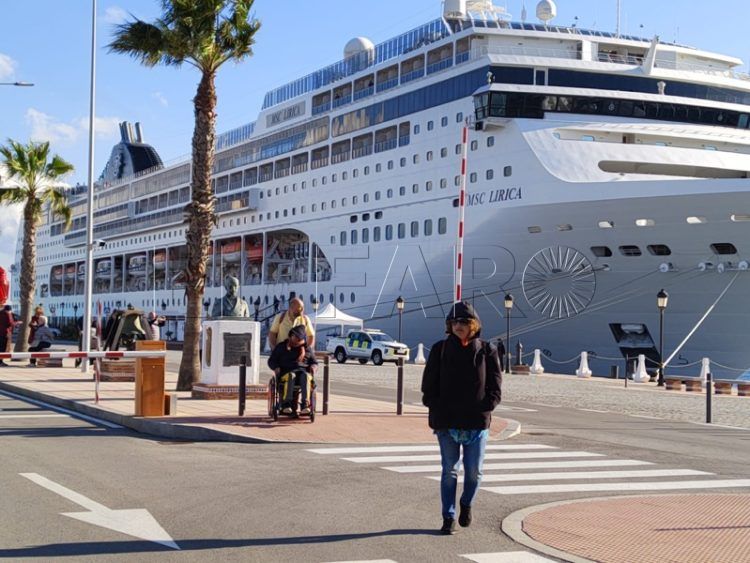 tercera-visita-crucero-msc-lirica-turistas-018