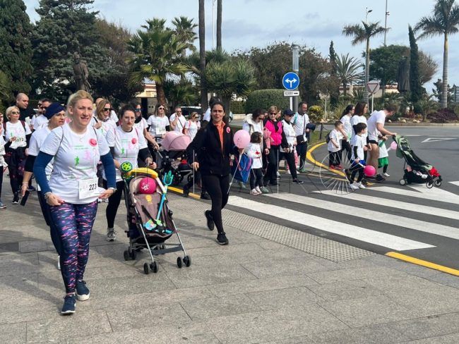 Mujer corriendo hacia el lado de la carretera. paso, carrera y