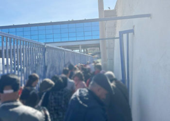 colas-frontera-personas-andando