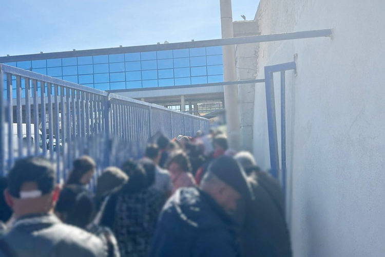 colas-frontera-personas-andando