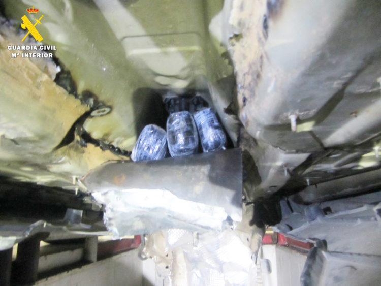 guardia-civil-detiene-conductor-kilos-hachis-dobles-fondos-004