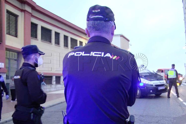 policia-nacional-control-espalda