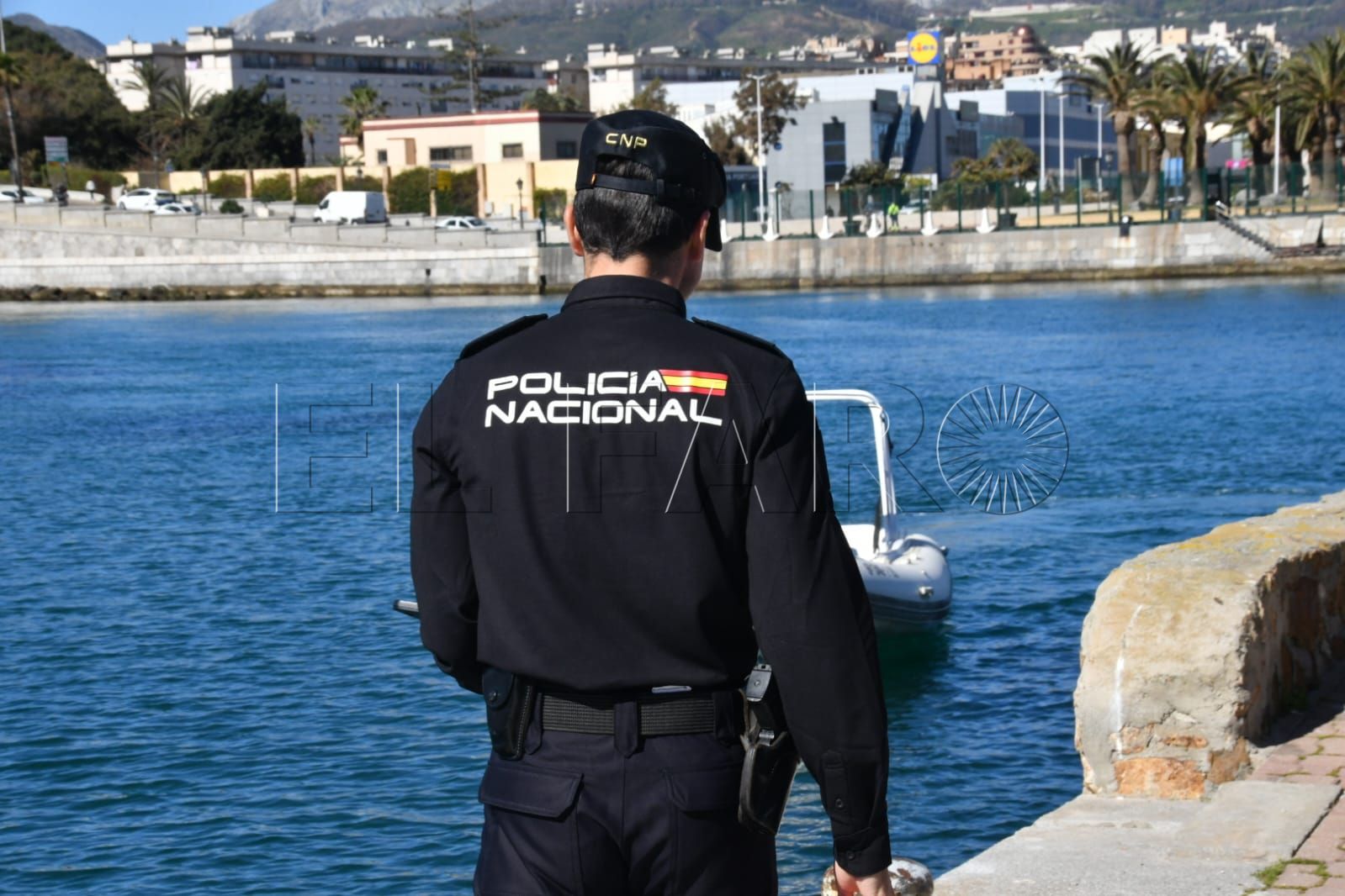 policia-nacional-espaldas-puerto-deportivo-1
