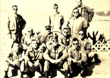 Un círculo señala al entonces capitán Juan Federico Casteleiro con un grupo de pilotos en Ifni.