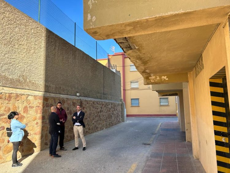 psoe-visita-edificio-maestros-tarajal-7