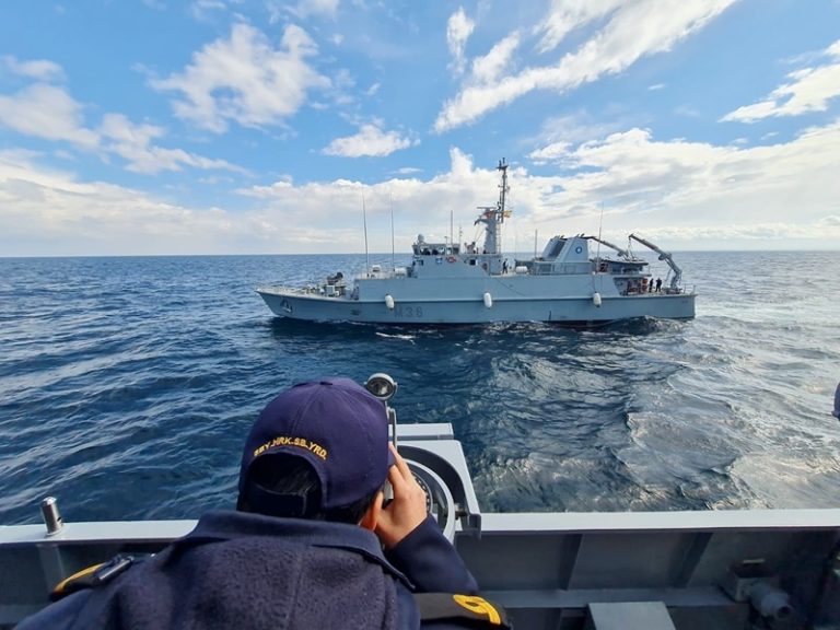 Maniobras De La Armada Con Dos Buques Cazaminas