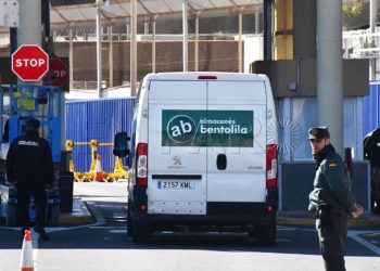 sombra-alargada-aduana-comercial-mercancia-salida