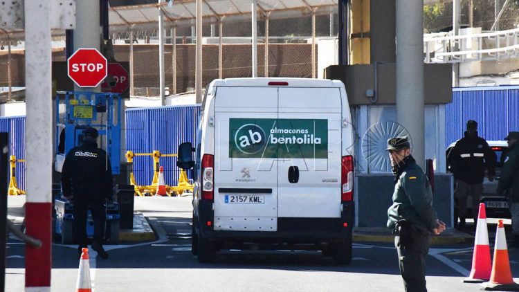 sombra-alargada-aduana-comercial-mercancia-salida