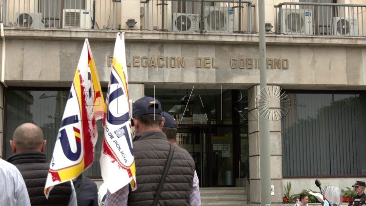 concentracion-policias-nacionales-guardias-civiles-delegacion-gobierno-2