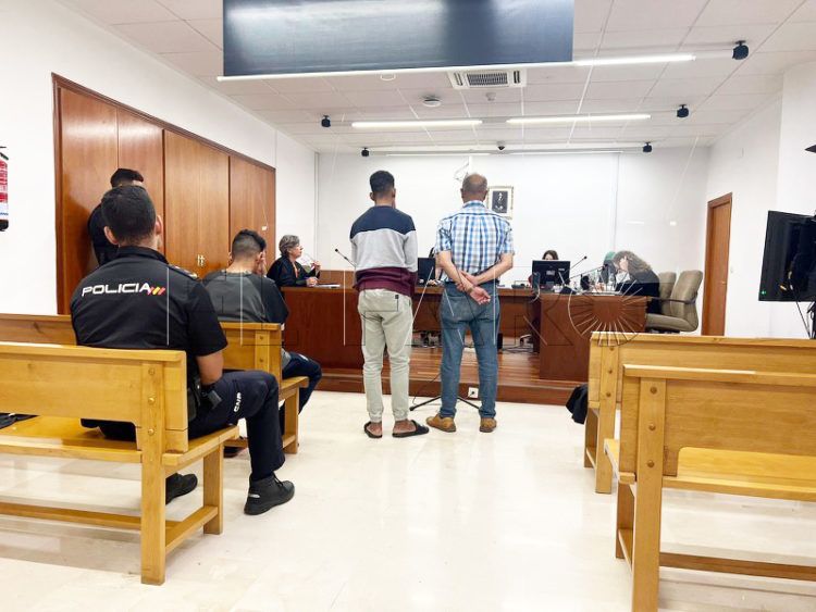 expulsados-territorio-nacional-robar-coche-001