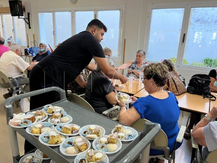 mayores-disfrutan-merienda-fiesta-sacrificio-005