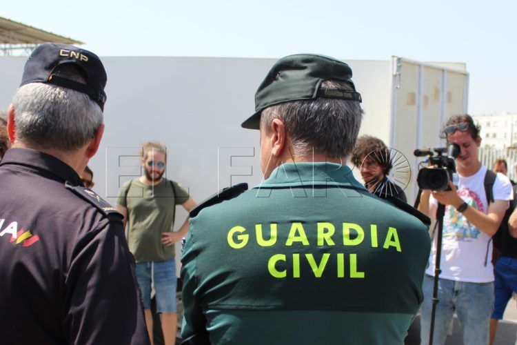 policia-nacional-guardia-civil-espaldas
