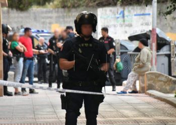 hombre-intenta-apunalar-policias-plena-calle-juan-carlos-i
