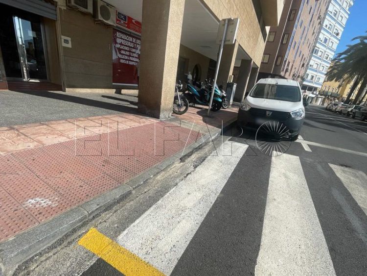 riesgo-cruzar-paso-peatones-obra-chapucera-002