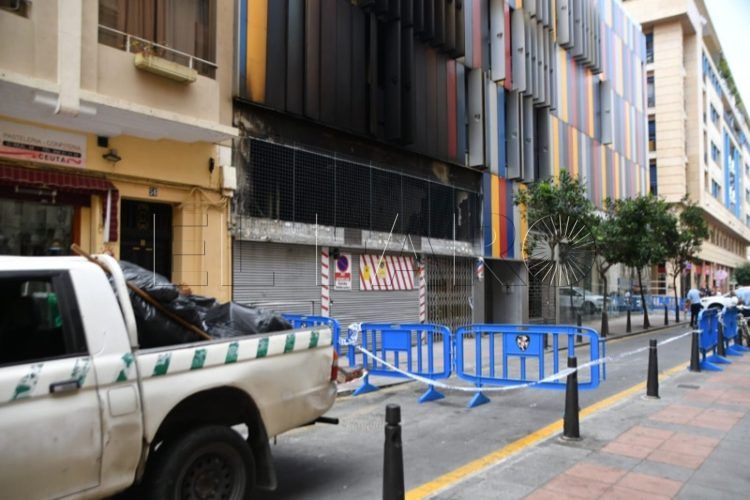 bomberos-intervienen-de-nuevo-edificio-colores-003