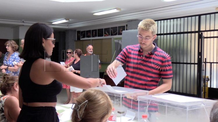 calor-ceuties-acuden-votar-altas-temperaturas-elecciones-generales-23j-016